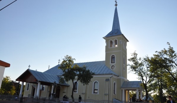 Biserica din Aleuș a fost resfințită Biserica din Aleuș a fost resfințită