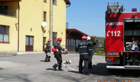 Exerciţiu cu forţe în teren pentru antrenarea structurilor de intervenţie la stingerea incendiilor la o pensiune turistică situată pe Meseş Exerciţiu cu forţe în teren pentru antrenarea structurilor de intervenţie la stingerea incendiilor la o pensiune turistică situată pe Meseş