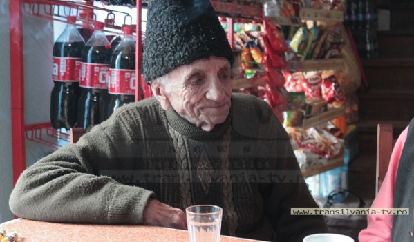 ”Ca să plinesc suta de ani, trebe să dohănesc!”- La vârsta de 95 ani supărat pe legea antifumat! (VIDEO) ”Ca să plinesc suta de ani, trebe să dohănesc!”- La vârsta de 95 ani supărat pe legea antifumat! (VIDEO)