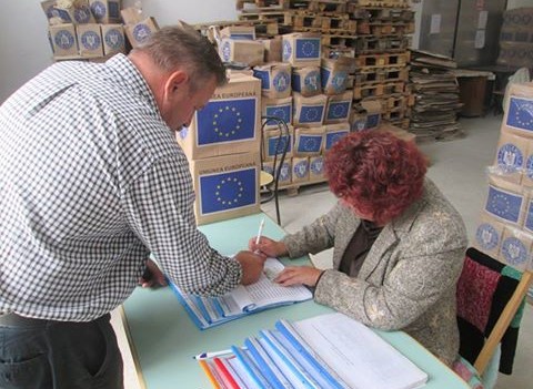 Zalău: Se redistribuie produsele alimentare primite de la Uniunea Europeană Zalău: Se redistribuie produsele alimentare primite de la Uniunea Europeană