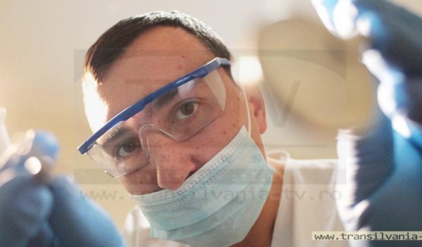 Dr. Bogdan Eraşcu: ”Jumătate dintre pacienţi vin la dentist mult prea târziu!” Dr. Bogdan Eraşcu: ”Jumătate dintre pacienţi vin la dentist mult prea târziu!”