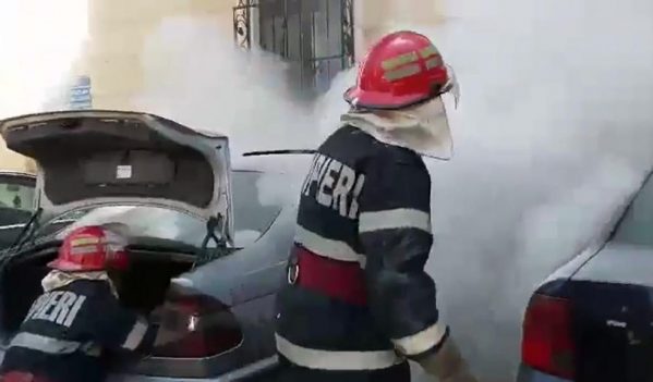 Incendiu izbucnit la un autoturism staționat pe o stradă din Zalău Incendiu izbucnit la un autoturism staționat pe o stradă din Zalău