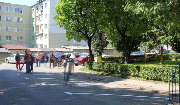Zalău: Au fost re-marcate locurile de parcare gratuită în zona Sf. Vineri – Casnica Zalău: Au fost re-marcate locurile de parcare gratuită în zona Sf. Vineri – Casnica