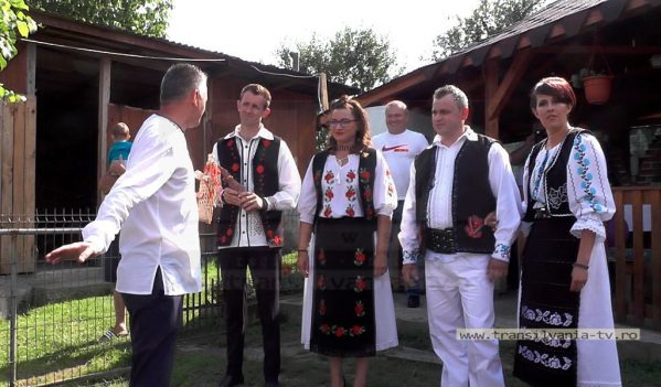 Nuntă tradiţională pe Valea Someşului. Port popular în locul hainelor domneşti (VIDEO) Nuntă tradiţională pe Valea Someşului. Port popular în locul hainelor domneşti (VIDEO)