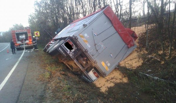 Un TIR încărcat cu porumb s-a răsturnat în Dăbâceni Un TIR încărcat cu porumb s-a răsturnat în Dăbâceni