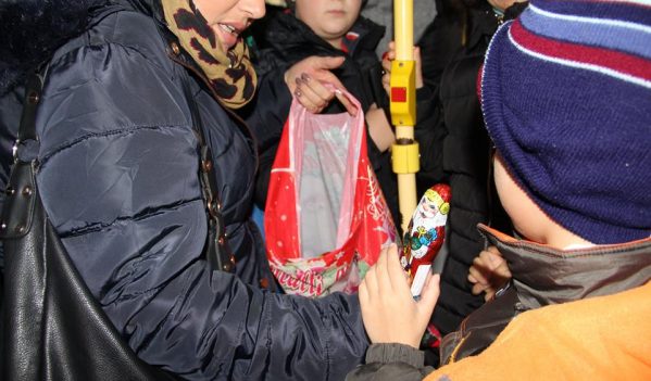 Dulciuri pentru copiii din Zalău, care au circulat azi cu autobuzul Dulciuri pentru copiii din Zalău, care au circulat azi cu autobuzul