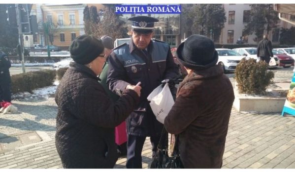 Polițiștii sălăjeni au oferit mărțișoare doamnelor şi domnişoarelor Polițiștii sălăjeni au oferit mărțișoare doamnelor şi domnişoarelor