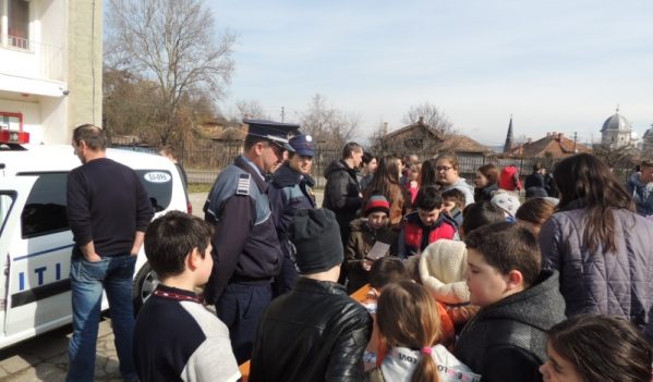 Polițiștii sălăjeni, alături de elevii din Zalău și Jibou Polițiștii sălăjeni, alături de elevii din Zalău și Jibou