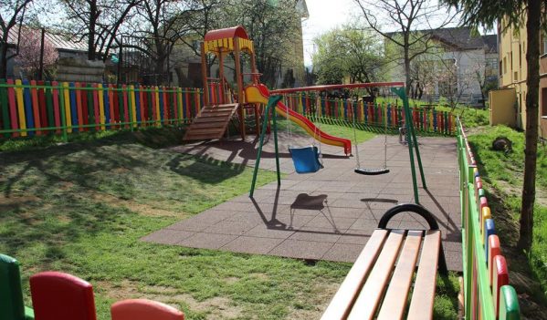 Lucrările de amenajare a trei noi locuri de joacă în municipiul Zalău au fost finalizate Lucrările de amenajare a trei noi locuri de joacă în municipiul Zalău au fost finalizate