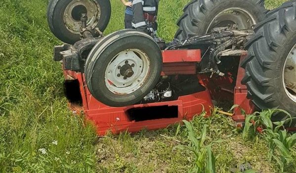 Un sălăjean a ajuns la spital după ce s-a răsturnat cu tractorul Un sălăjean a ajuns la spital după ce s-a răsturnat cu tractorul