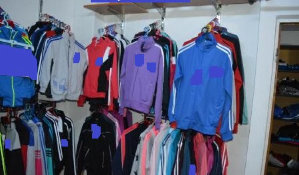 Peste 400 de articole de îmbrăcăminte indisponibilizate de poliţiştii din Zalău Peste 400 de articole de îmbrăcăminte indisponibilizate de poliţiştii din Zalău