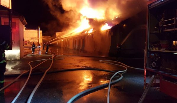 Incendiu la un hypermarket din Zalău Incendiu la un hypermarket din Zalău