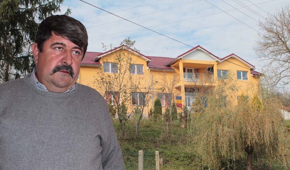 Săteni cinstiţi de noul primar cu mii de sarmale şi un taur la tavă în Zalha (VIDEO) Săteni cinstiţi de noul primar cu mii de sarmale şi un taur la tavă în Zalha (VIDEO)