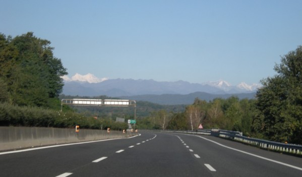 Un șofer din Sălaj a fost depistat conducând cu 224 km/h pe Autostrada Transilvania Un șofer din Sălaj a fost depistat conducând cu 224 km/h pe Autostrada Transilvania