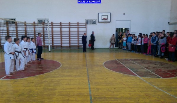 Elevii sălăjeni, faţă în faţă cu poliţiştii Elevii sălăjeni, faţă în faţă cu poliţiştii