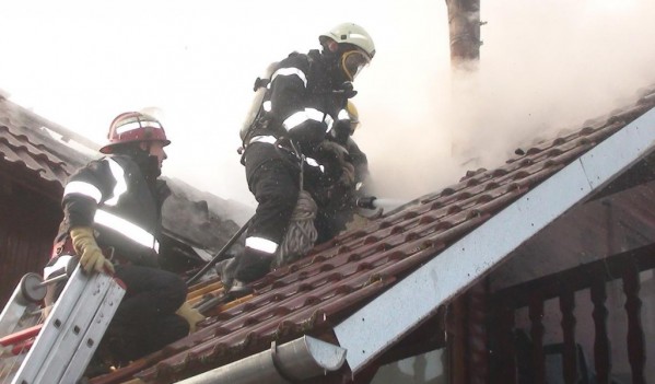 Trei incendii produse în ultimele 24 de ore în Zalău și Bobota, din cauza coșurilor de fum necurățate corespunzător Trei incendii produse în ultimele 24 de ore în Zalău și Bobota, din cauza coșurilor de fum necurățate corespunzător