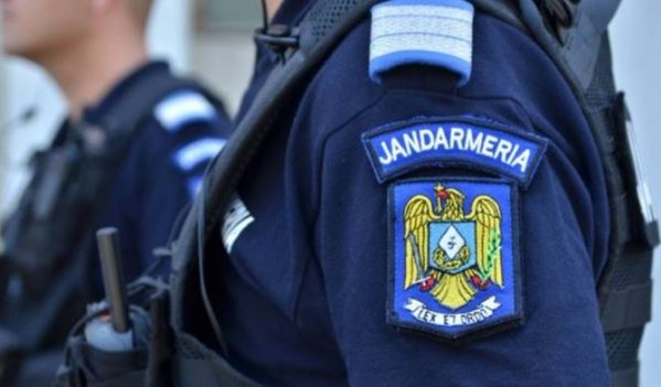 Hoţ de portofel depistat de jandarmii din Zalău la bancomat, în timp ce încerca să scoată bani de pe un card furat Hoţ de portofel depistat de jandarmii din Zalău la bancomat, în timp ce încerca să scoată bani de pe un card furat